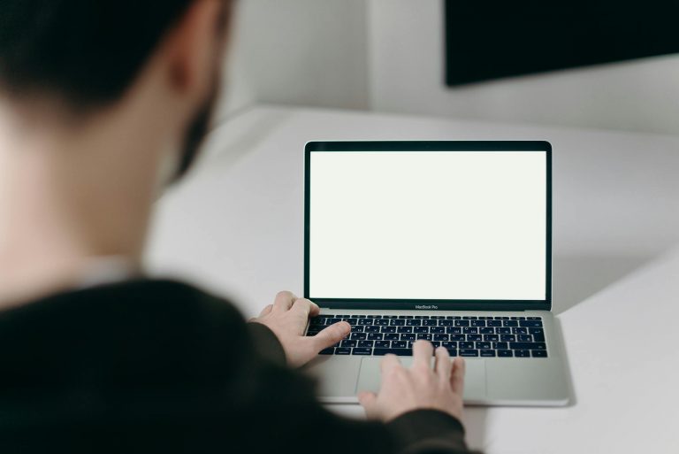 digital marketer αναλύει online παρουσία επιχείρησης